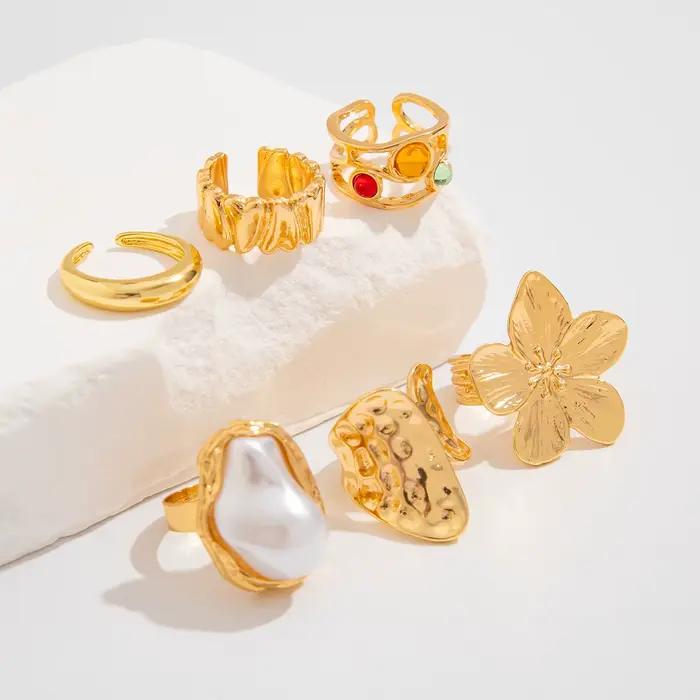 Ingemark 2025 bague baroque Imitation perle pour femmes bagues ouvertes élégantes avec accessoires de bijoux de conception de fleur en métal exagéré