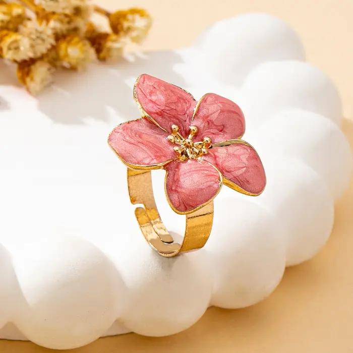 Une bague pour femme avec une technique goutte d'huile en forme de fleur
