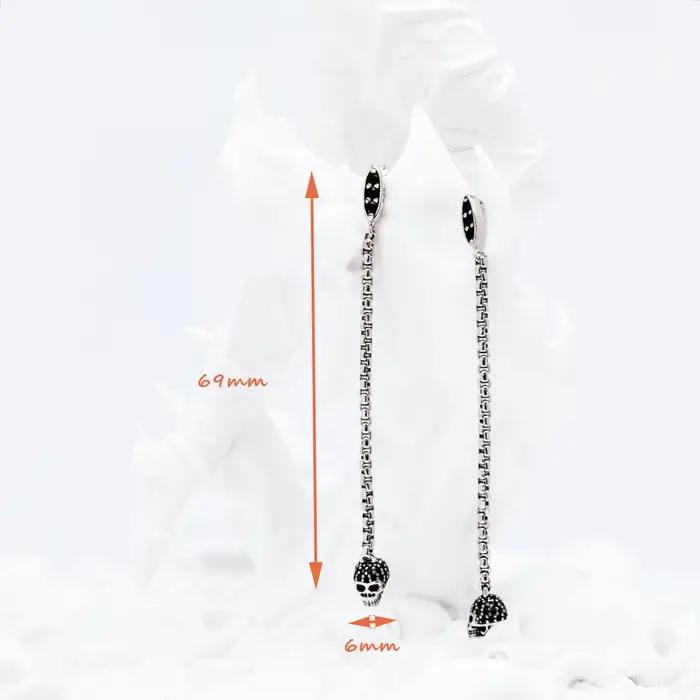 Boucle d'oreille longue tête de mort en pierre noire pour femme