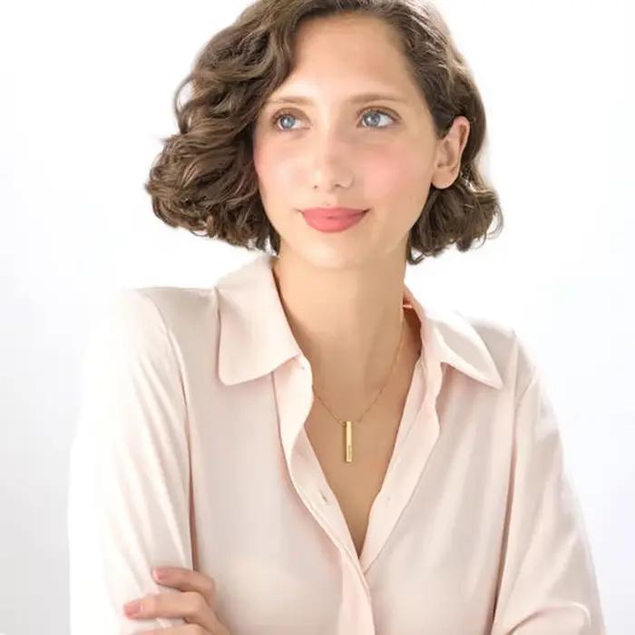 Collier de barre personnalisé en acier inoxydable avec pendentif gravé pour femme pour occasions spéciales comme l'anniversaire