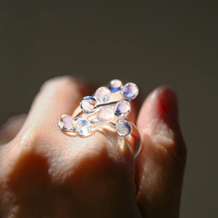 Bague en forme de goutte de rosée en verre arc-en-ciel