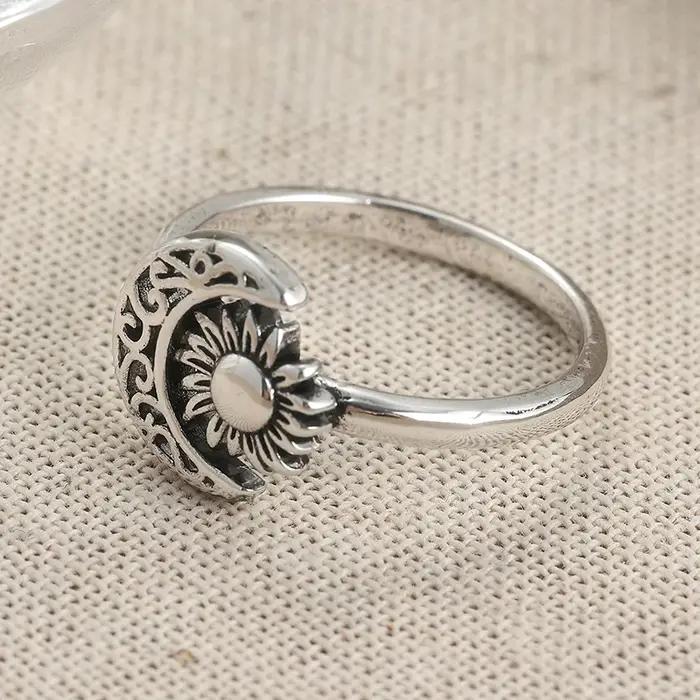 Bague Lune et Soleil Sculptée à la Main Style Bohème Exquise pour Femme – Bijou Vintage Tendance pour Banquets et Célébrations