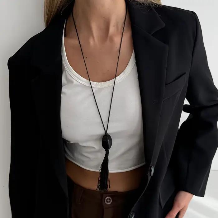 Collier pendentif rétro en résine noire avec perles et pompon pour femme, chaîne longue réglable, design irrégulier et simple, accessoire de bijouterie tendance