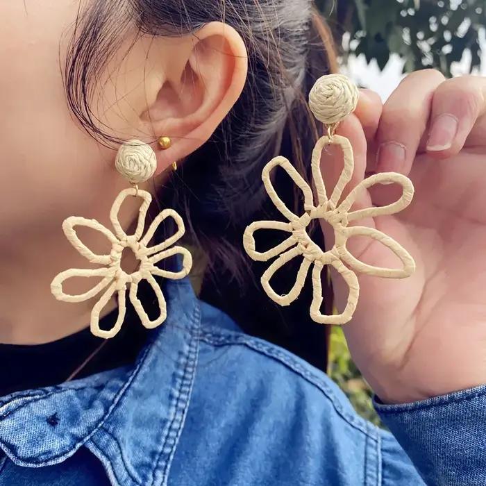 Boucles d'oreilles pendantes en forme de fleur enveloppée de paille en raphia pour femmes, mamans, a