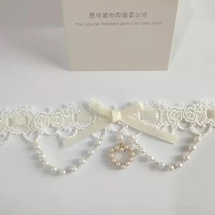 Collier Lolita en dentelle avec pendentif cœur perlé
