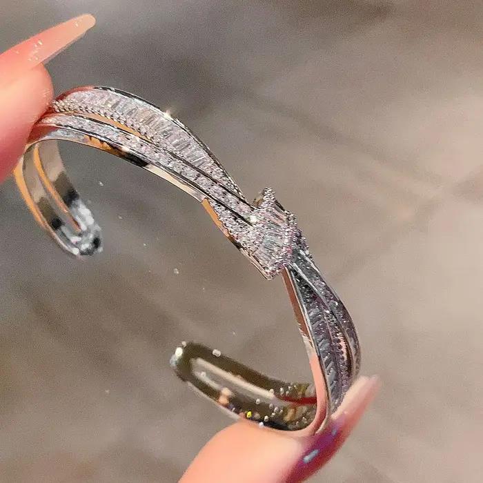 Magnifique Bracelet à manchette ouverte avec nœud torsadé