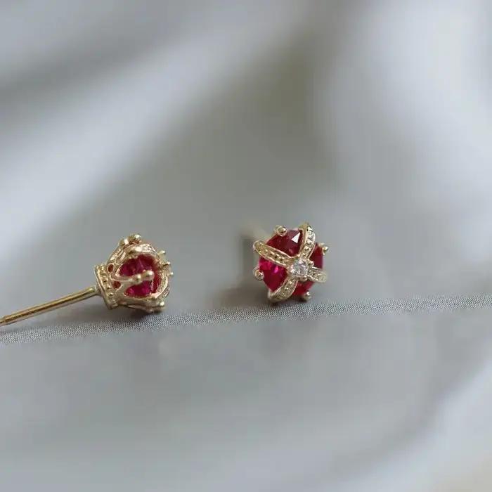 Boucles d'oreilles couronne tridimensionnelles incrustées de pierres précieuses rouges