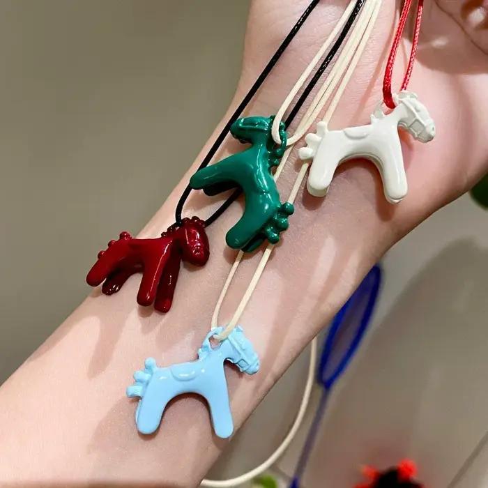 Collier Long avec pendentif cheval coloré pour femmes