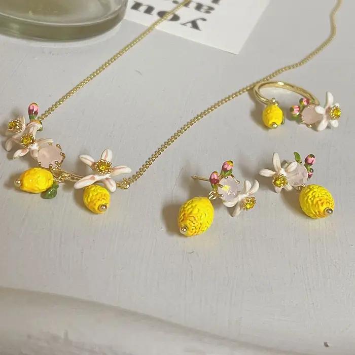 Parure de bijoux design français, motif floral, parfum de citron, boucles d'oreilles et collier, bij
