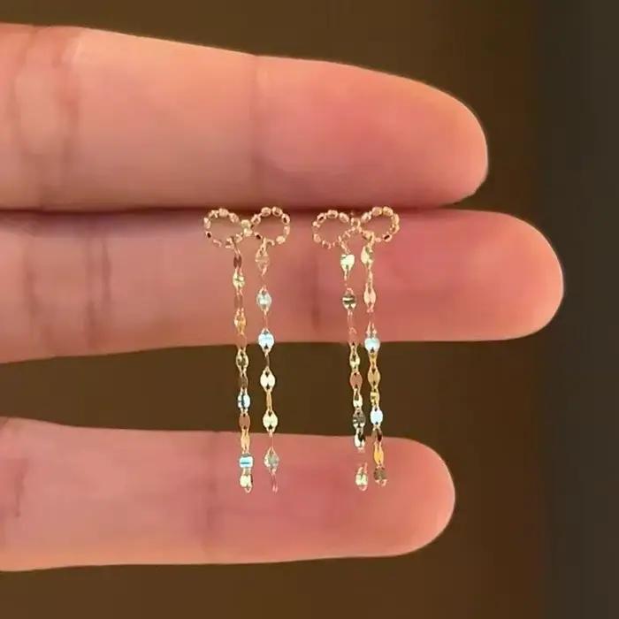 Boucles d'oreilles à pompons dorés 2026 – Design minimaliste, bijoux haut de gamme pour femme, style mode soirée, individualité mise en valeur