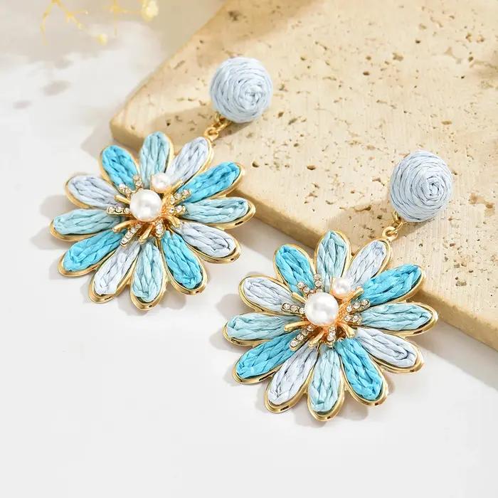 Boucles d'oreilles bohémiennes élégantes et colorées en forme de fleur de raphia pour femmes et filles