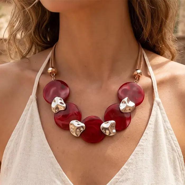 Collier bohème circulaire en acrylique avec breloques dorées pour femmes occasions spéciales usage quotidien