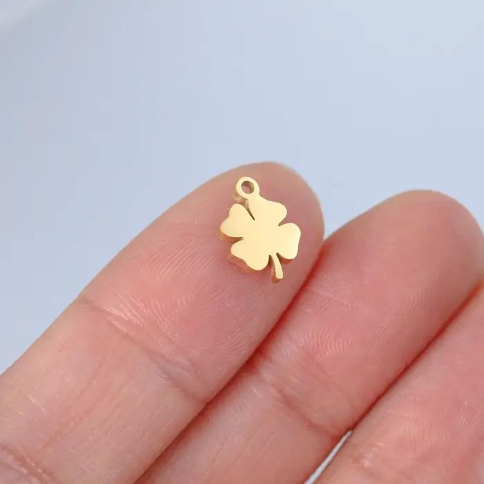 Collier porte-bonheur trèfle à quatre feuilles romantique en acier inoxydable or plaquée argent pour femmes occasions spéciales charms bijoux