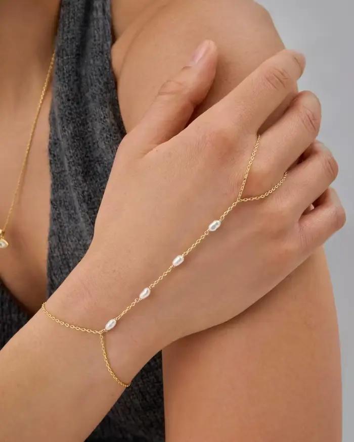 Chaîne de main plaquée or 14 carats avec perles et zircone cubique élégante pour femmes occasions spéciales bijou ajustable tendance à offrir