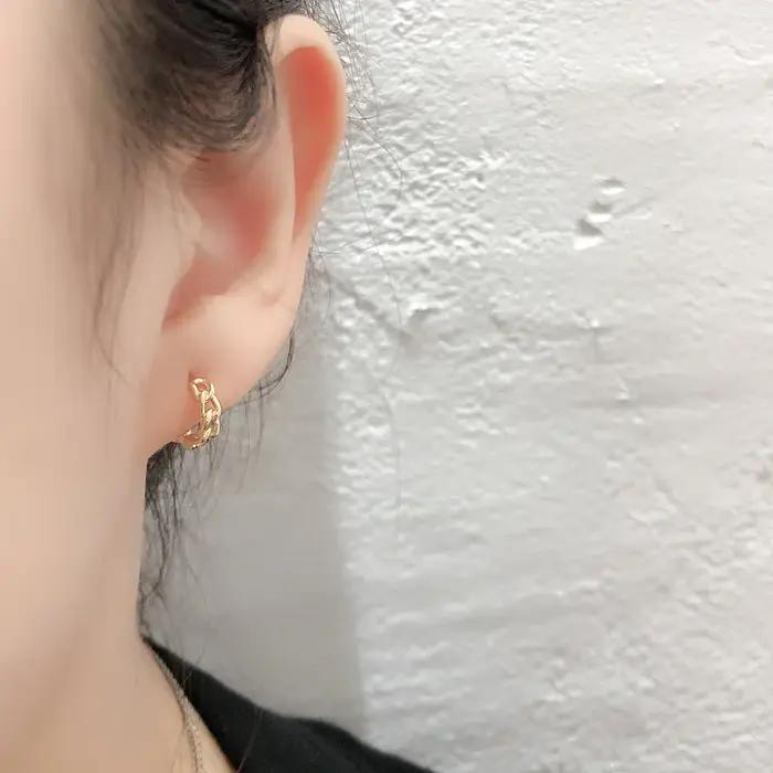 Une paire de boucles d'oreilles en chaîne géométrique simples et à la mode