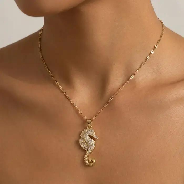 Collier Petit Hippocampe - Chaîne de Clavicule Luxe Léger et Élégant - Pendentif Polyvalent Motif Animal en Acier Titane pour Femme