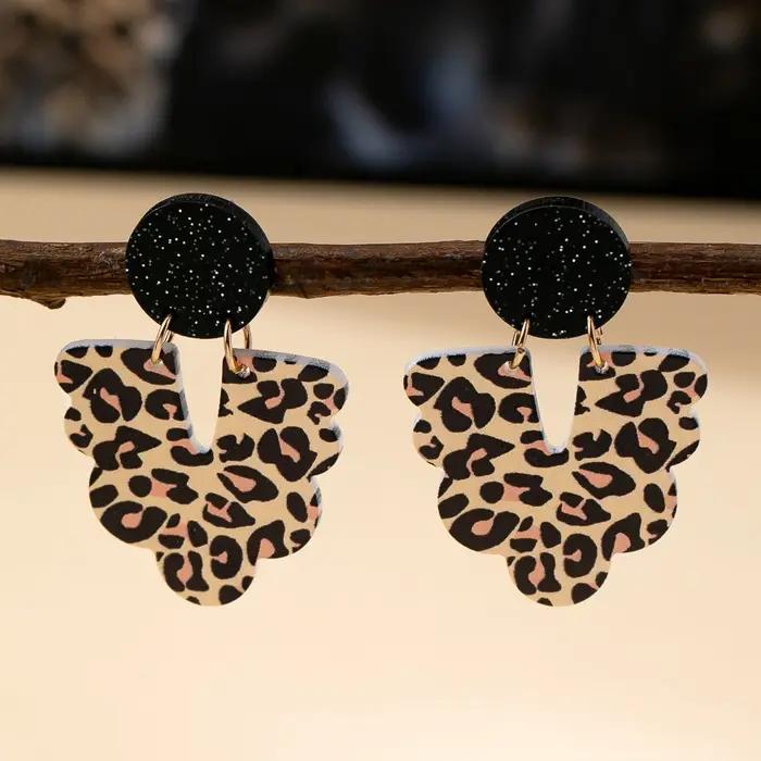 Une paire de boucles d'oreilles pendantes pour femmes avec imprimé léopard géométrique
