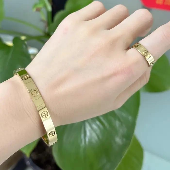 Bracelet croisé filé en acier inoxydable de luxe avec diamants pour homme et femme cadeau de couple élégant pour toutes occasions