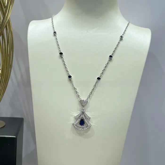 Collier de luxe bleu clair incrusté de diamants