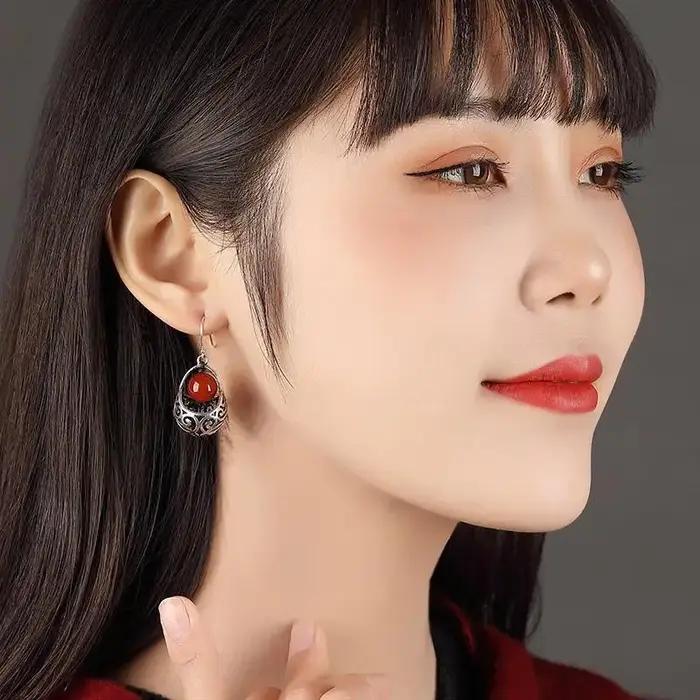 Boucles d'oreilles en placage d'argent serties de zirconium rouge style ethnique pour femmes occasions spéciales élégantes