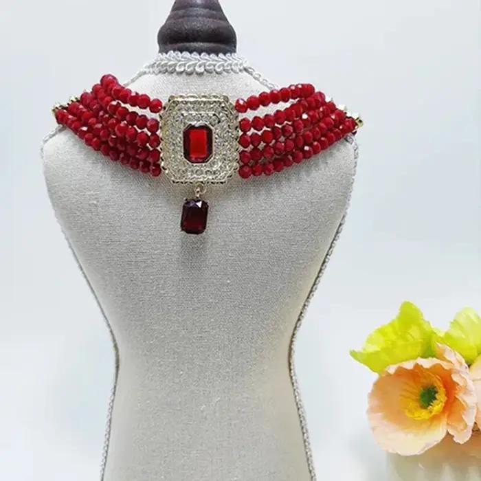 Un collier de perles Vintage pour femmes, une coiffure de mariée algérienne populaire et des bijoux