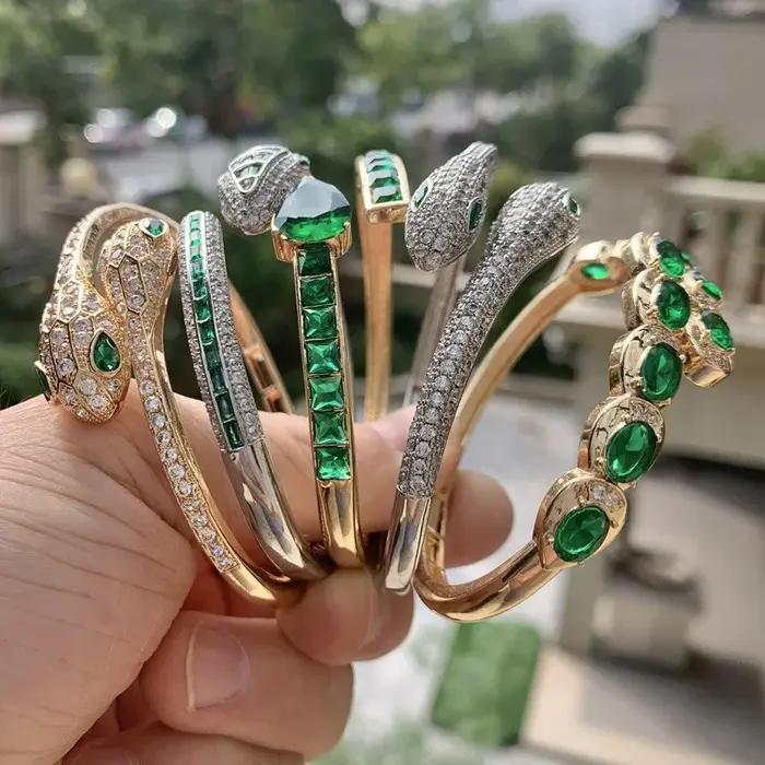 Bracelet serpent ouvert incrusté de Zircons scintillants