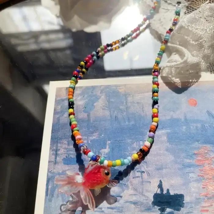 Collier en résine avec pendentif poisson et perles riz colorées élégant pour femmes occasions spéciales
