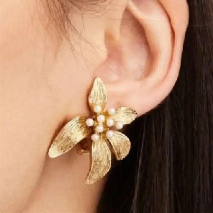 Boucles d'oreilles surdimensionnées en perles avec détails en émail floral pour femmes occasions spéciales et tenues sophistiquées