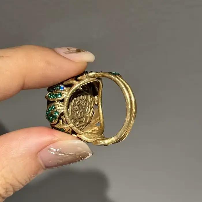 Bague de cocktail LOVE GREEN LIVE GREEN en cuivre plaqué or avec pierre verte et strass pour occasions spéciales femme engagement vintage style bohème