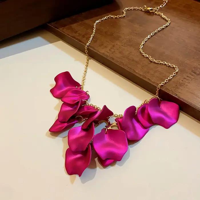 Collier à pétales colorés exagérés pour femmes