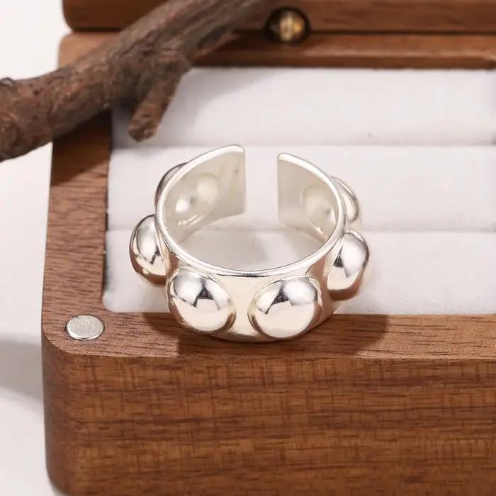 Bague ouverte large en argent mat avec perle 3D ronde style industriel pour femmes pour quotidien et superposition