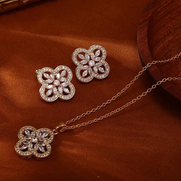 Ensemble de collier et de boucles d'oreilles en or rose 18 carats plaqué or