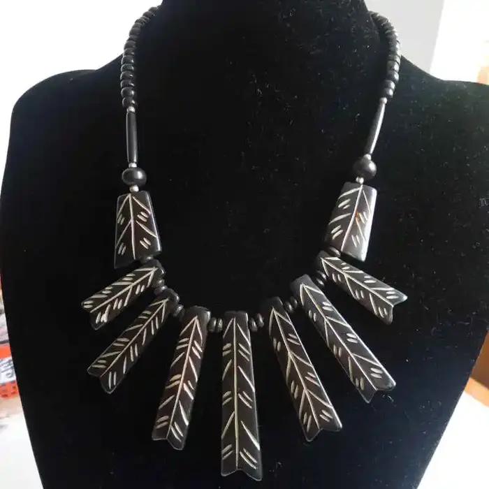 Collier Tribal tibétain fait à la main en os de bœuf sculpté pour femmes avec pendentif goutte d'eau pour occasions spéciales