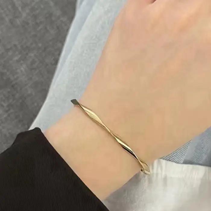 Un bracelet pour femme avec ouverture torsadée, réglable, simple et polyvalent, adapté à un usage quotidien