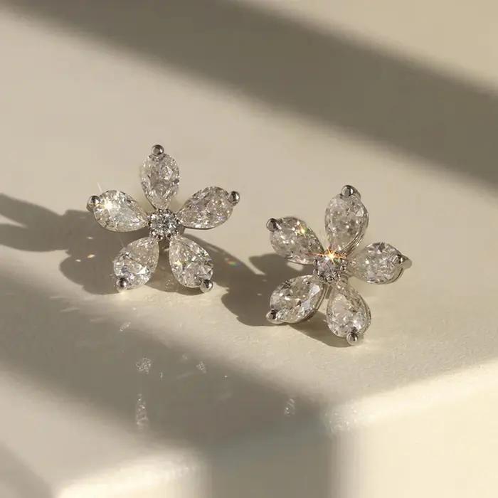 Huitan – boucles d'oreilles fantaisie en cristal pour femmes, accessoires de perçage d'oreille exquis, couleur argent, cadeau fantaisie, bijoux tendance