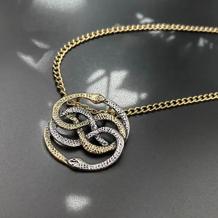 Collier Serpents Entrelacés en os plaqué métal pour homme et femme avec pendentif serpent double style rétro et moderne pour toutes occasions