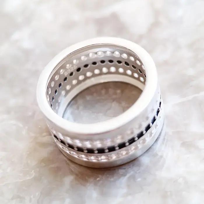 Bague d'entité pavé noir et blanc