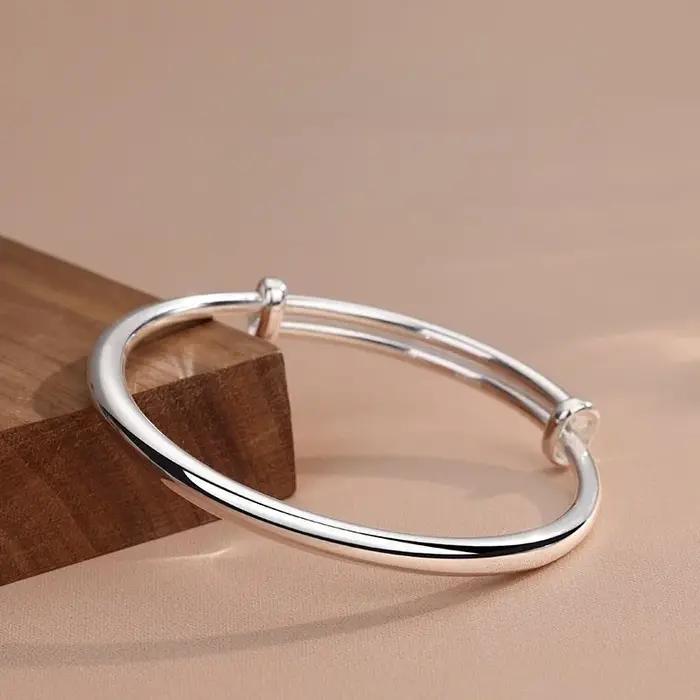 Bracelet simple personnalisable couleur argent pour femmes occasions spéciales élégance subtile sophistication quotidienne