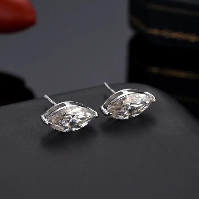 Une paire de boucles d'oreilles en argent 925
