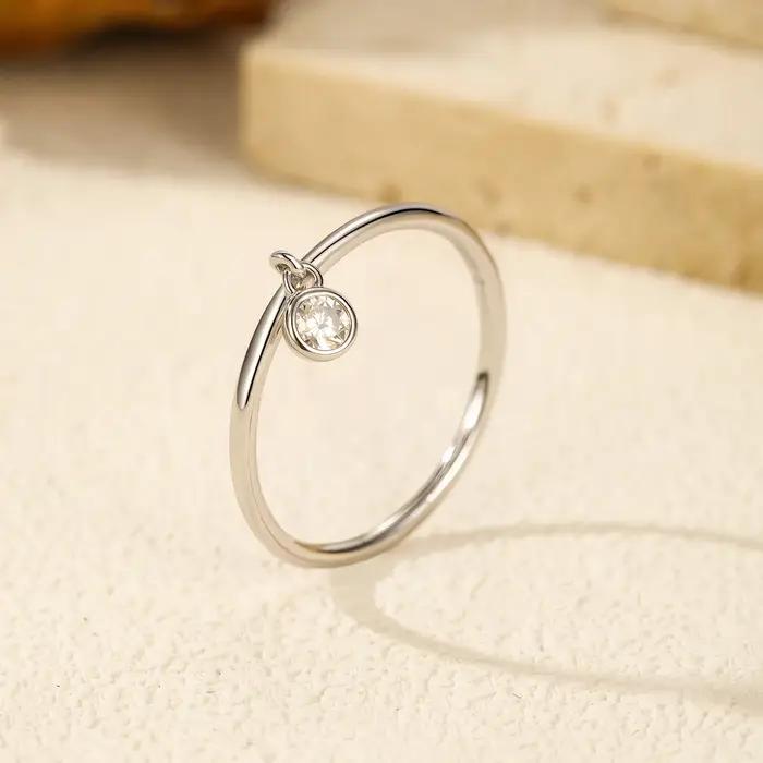 Un moissanite ronde en argent 925 de 0