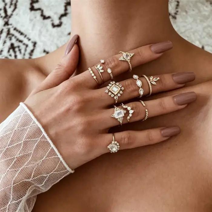Ensemble de bagues rétro en or avec couronne et gemmes pour femme – Design géométrique élégant et polyvalent – Bijoux de main