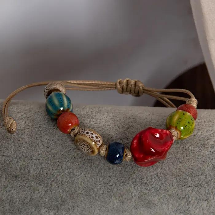 Bracelet en céramique coloré fait à la main avec centre de pierre rouge