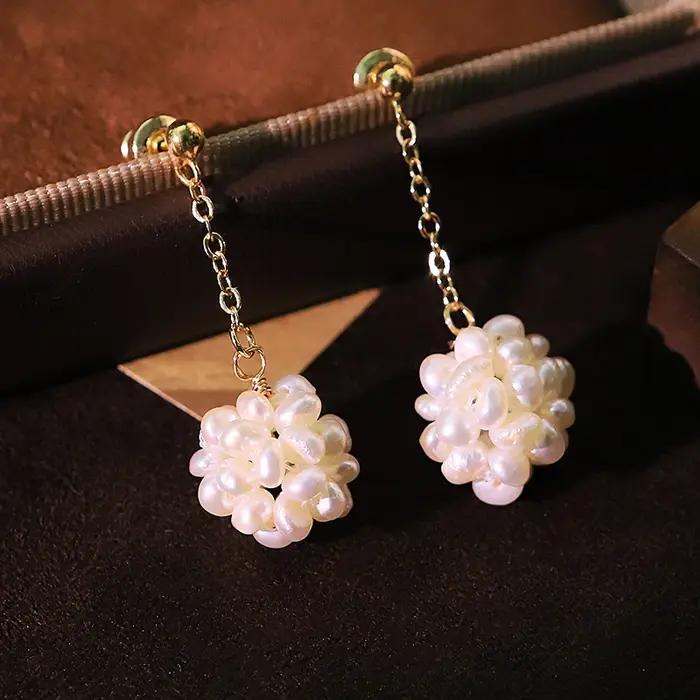 Boucles d'oreilles boule de perles naturelles blanches