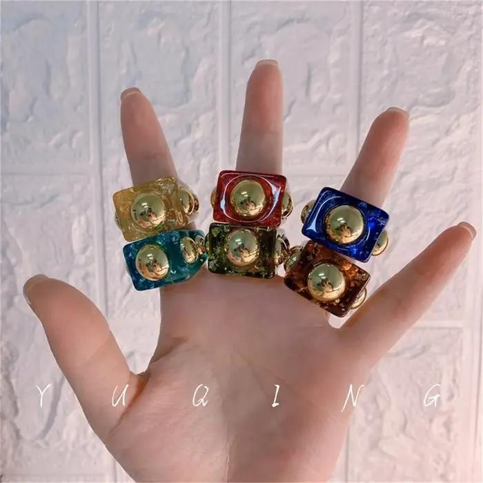 Bague en résine exagérée pour femmes Punk style bandes métalliques acryliques bague carrée de couleur rouge et vert originalités accessoires bijoux occassions spéciales