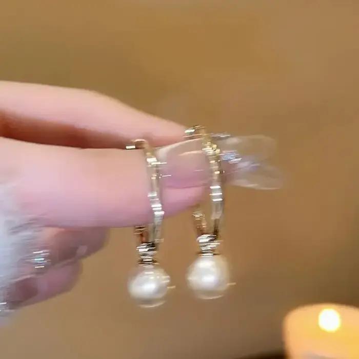 Boucles d'oreilles élégantes en métal or clair avec pendentif cercle uni et perle pour femmes occasions spéciales et quotidien