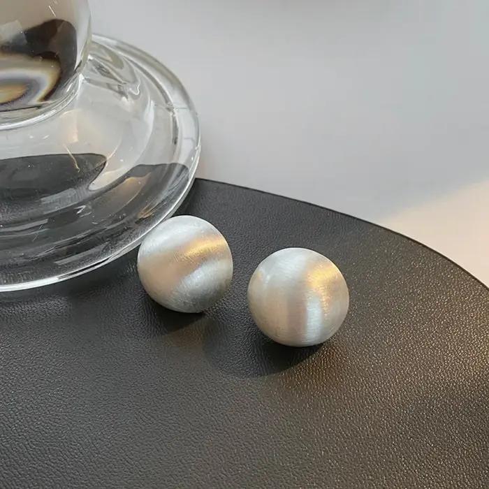 Boucles d'oreilles rondes et mates pour femmes