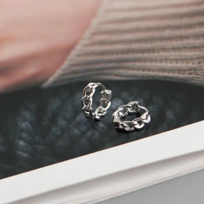 Une paire de boucles d'oreilles en chaîne géométrique simples et à la mode
