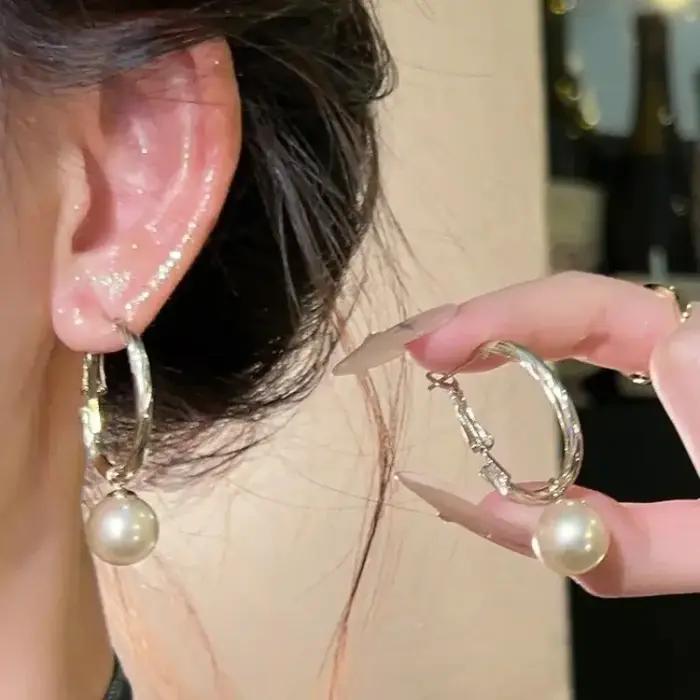 Boucles d'oreilles élégantes en métal or clair avec pendentif cercle uni et perle pour femmes occasions spéciales et quotidien