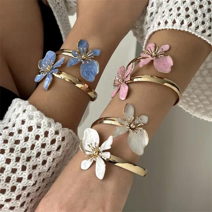 Bracelet en émail floral pour femme élégant avec motifs roses blancs et bleus bijou plage fête vacances