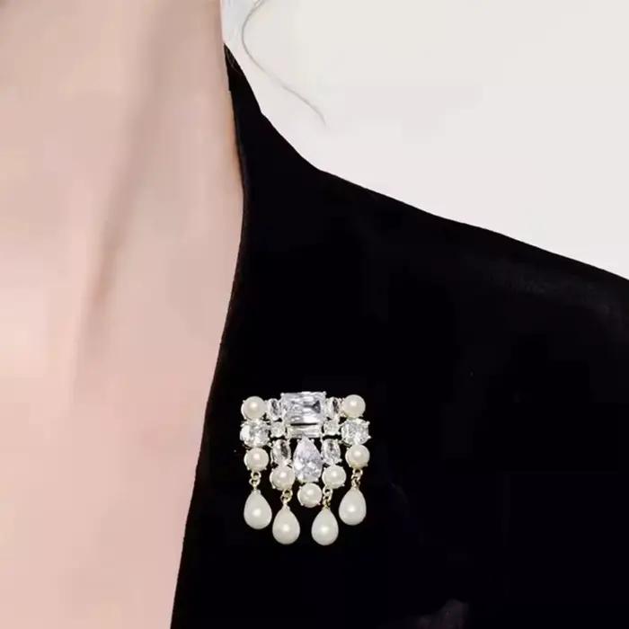 Broche incrustée de perles de strass scintillants de luxe à la mode